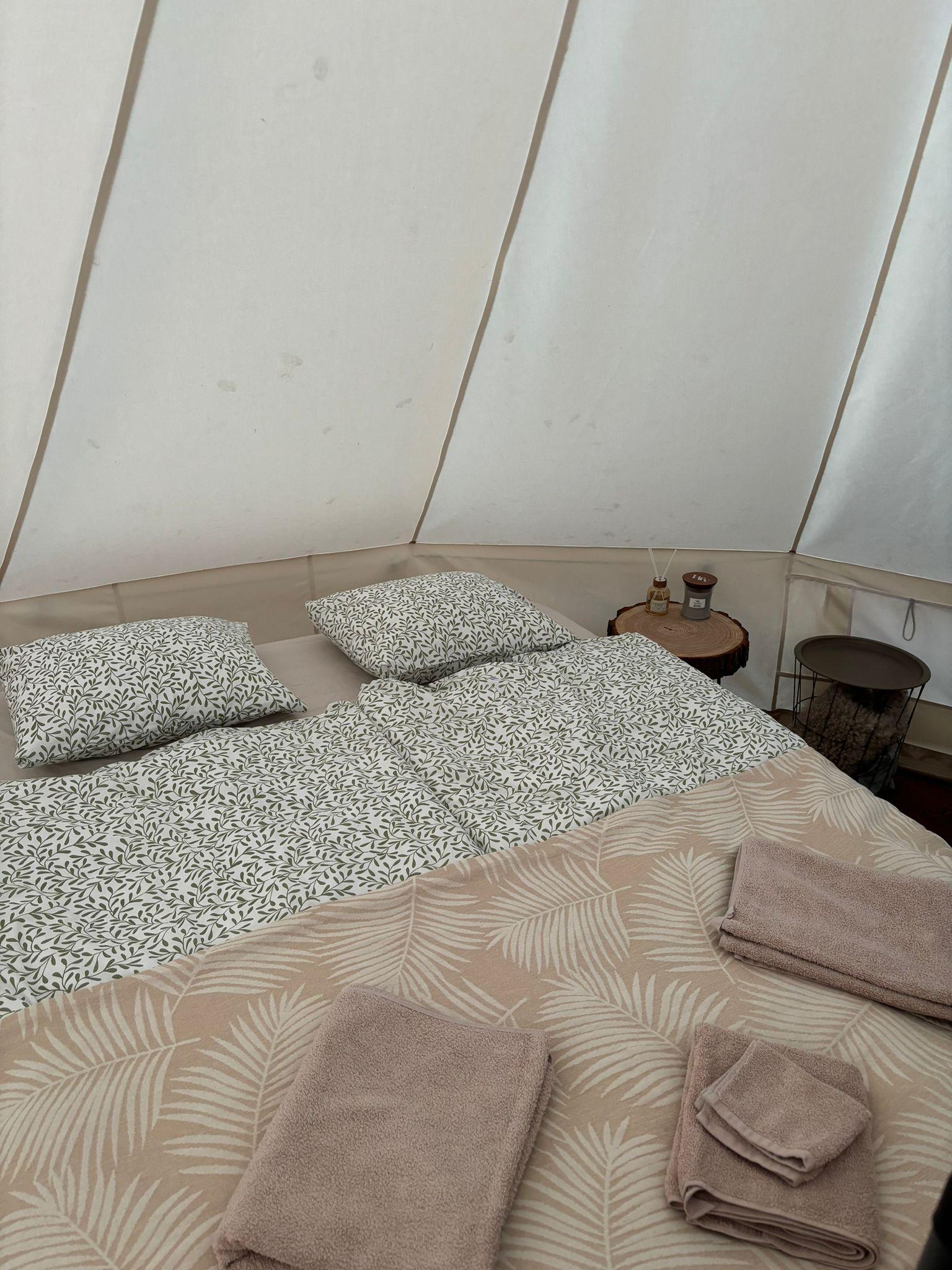 Pohodlný stan v glampingu